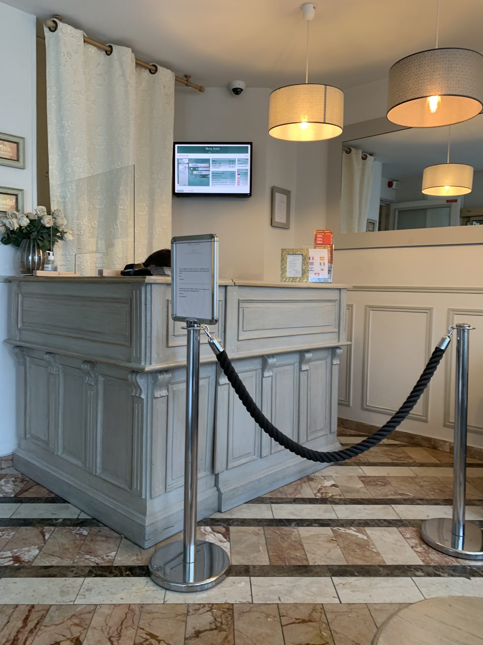 BANQUE-ACCUEIL-HOTEL-scaled