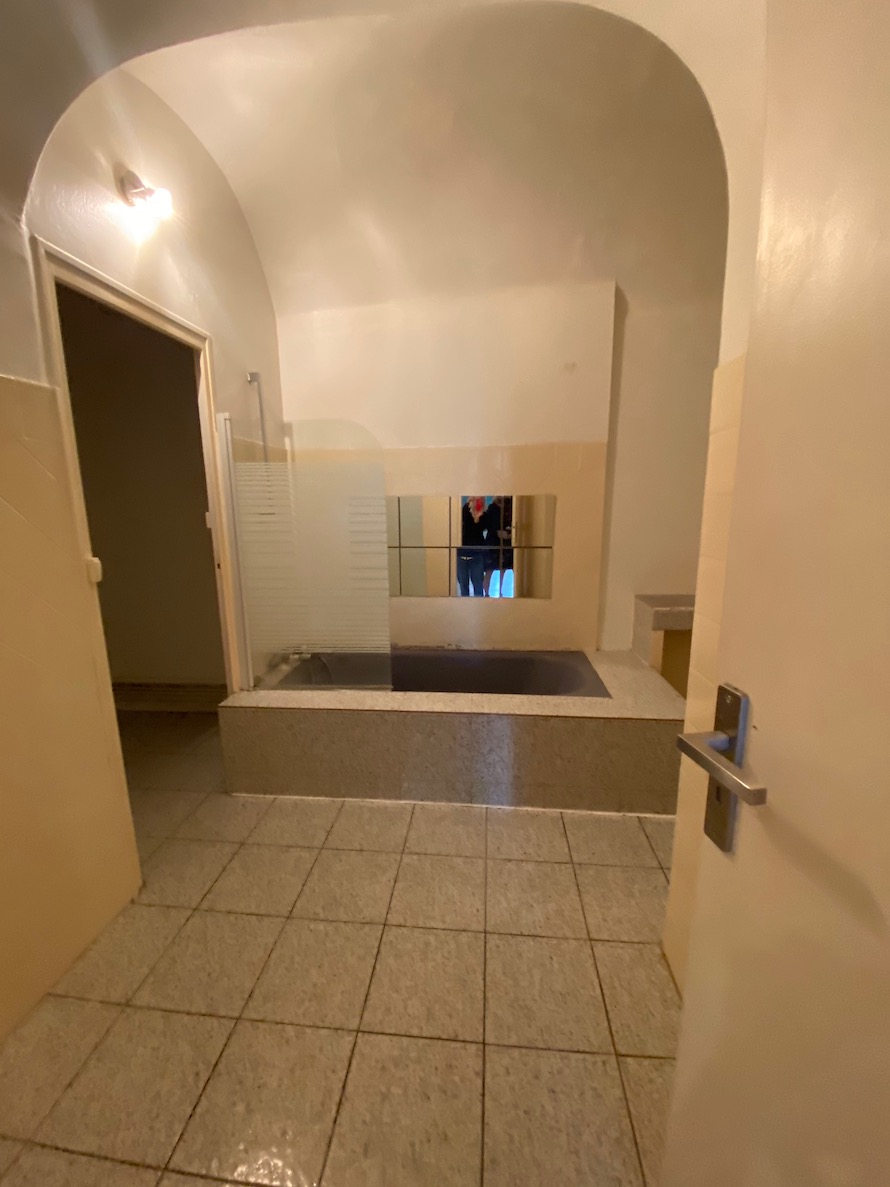 ENTREE-SALLE-DE-BAINS-AVANT