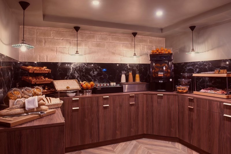 decoration-de-larriere-salle-du-petit-dejeuner-hotel