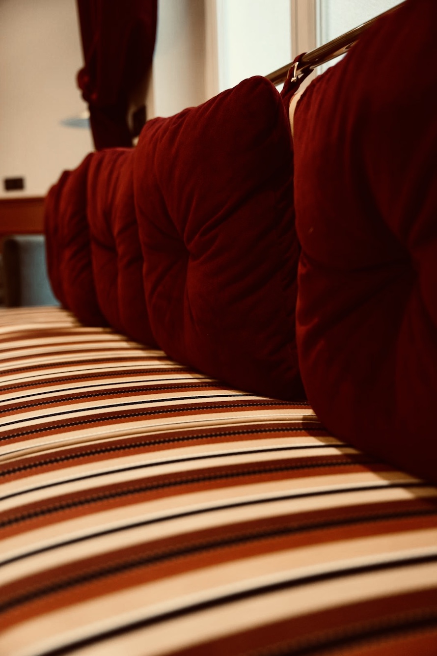 detail-canape-sur-mesure-hotel