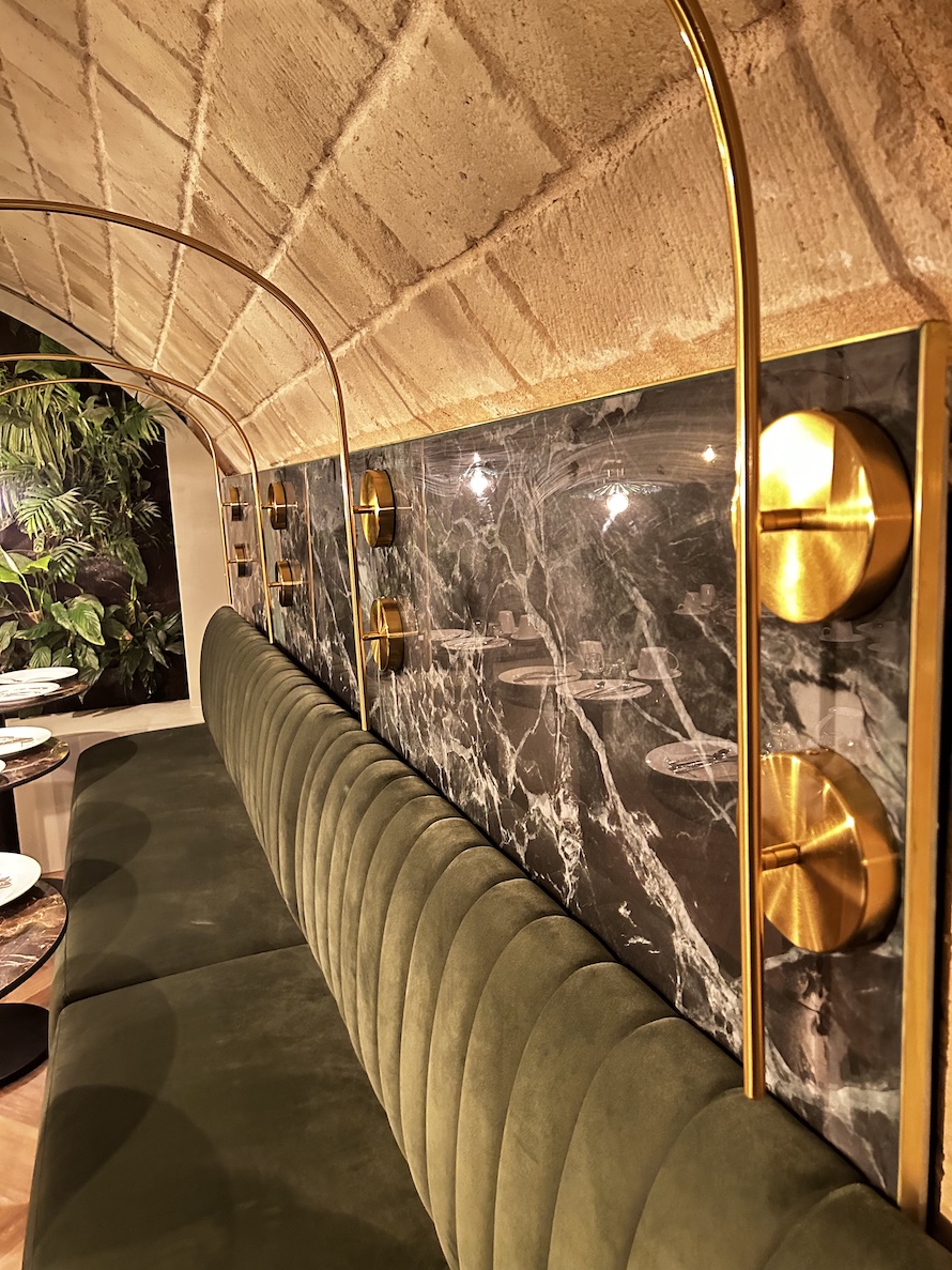 detail-decoration-marbre-et-laiton