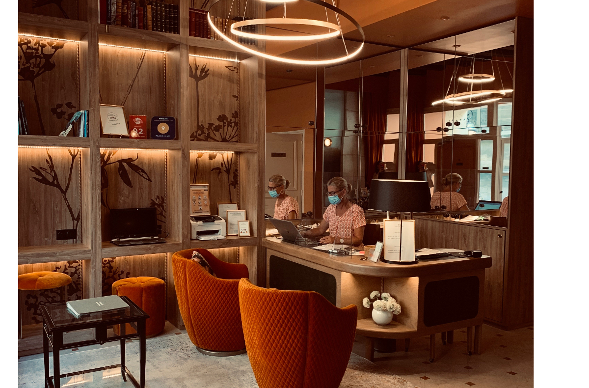 hotel-relais-du-louvre-bureau-accueil