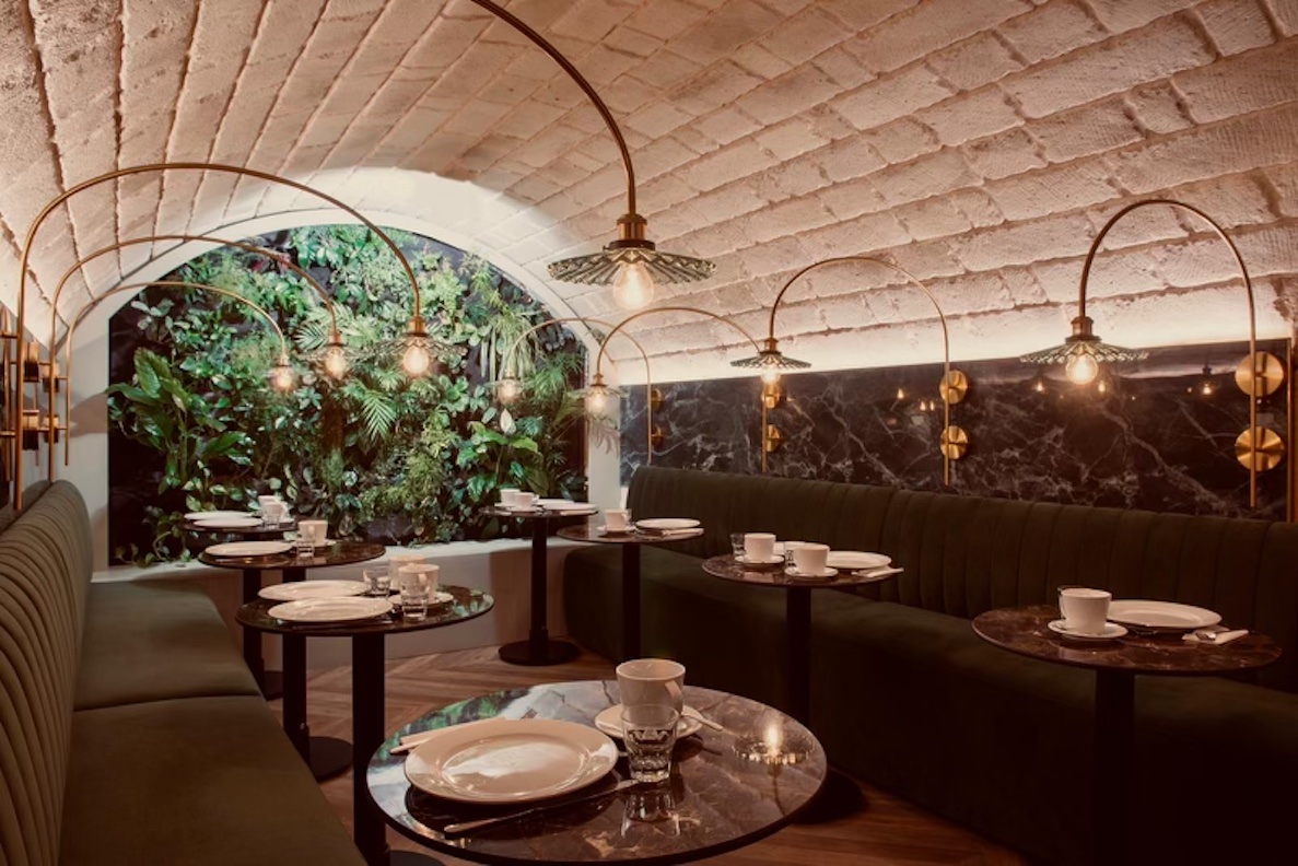 mur-vegetal-au-fond-de-la-salle-de-petit-dejeuner