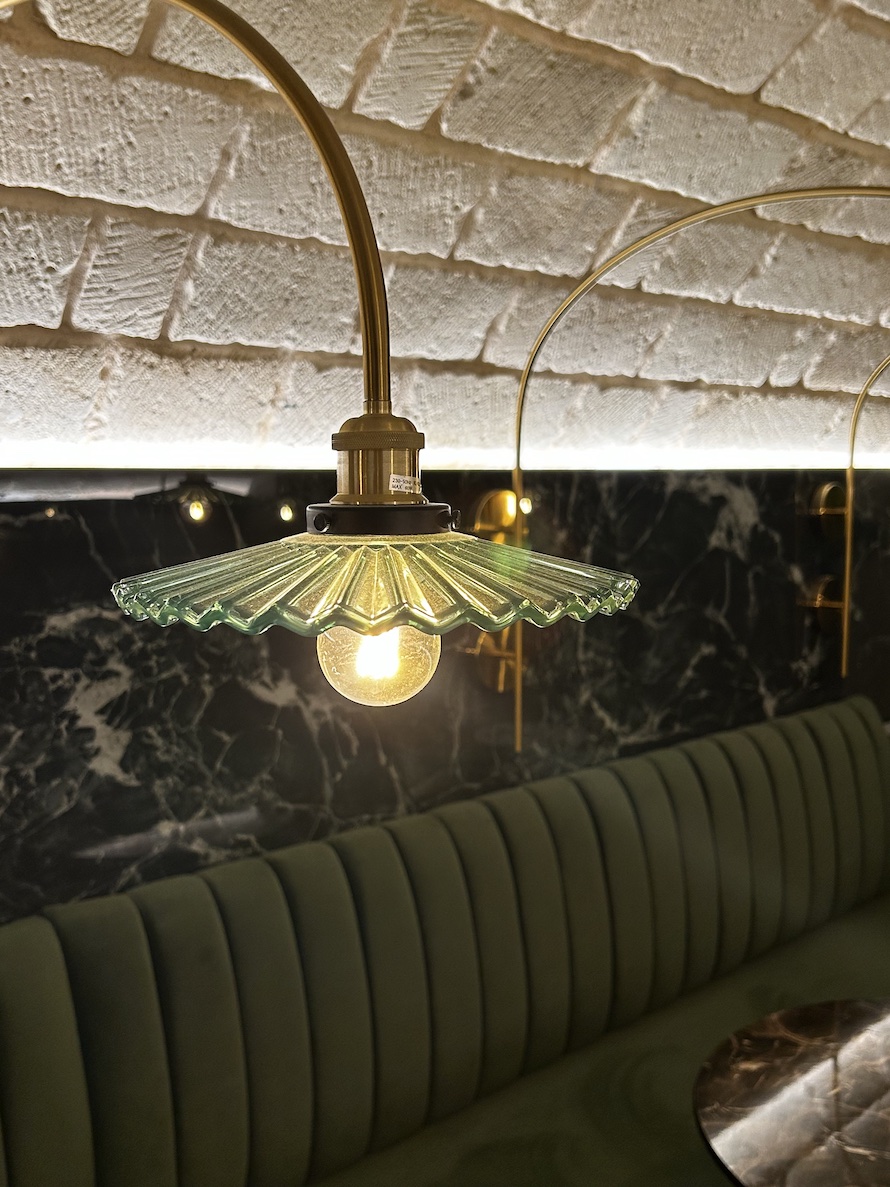 suspension-en-verre-et-laiton-en-decoration