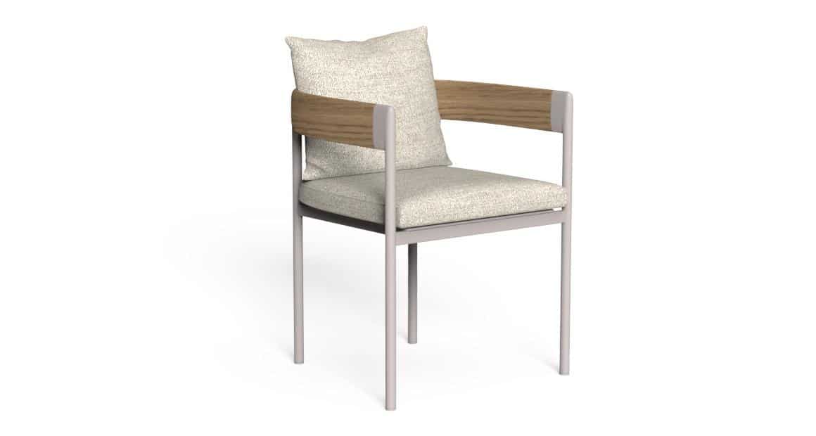 Fauteuil d'extérieur design à structure minimaliste en métal taupe, accoudoirs en bois et coussin crème texturé.