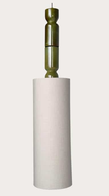 Luminaire suspendu moderne. Base en céramique vert olive glacé, forme bobine segmentée. Grand abat-jour cylindrique en tissu beige lin.