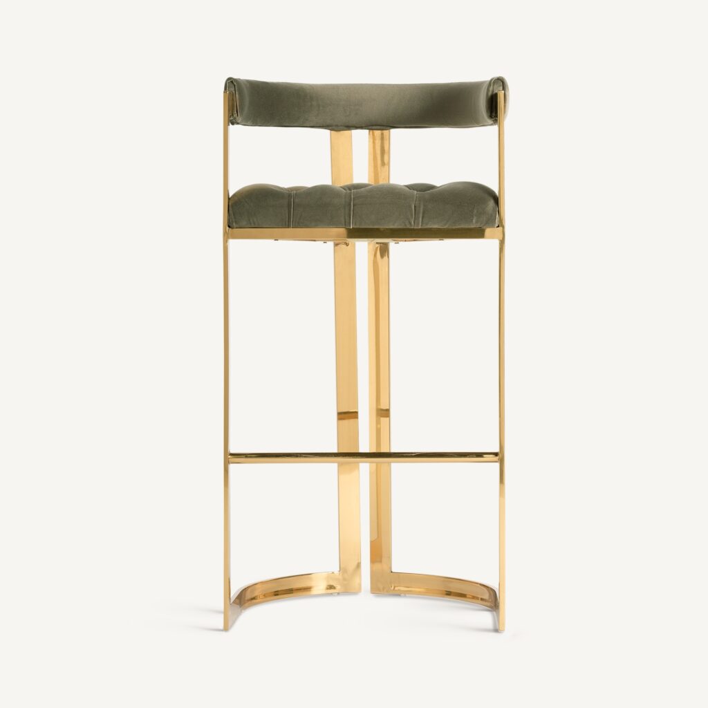 Tabouret de bar luxueux en velours vert olive et structure minimaliste en métal doré. Dossier et assise capitonnés.